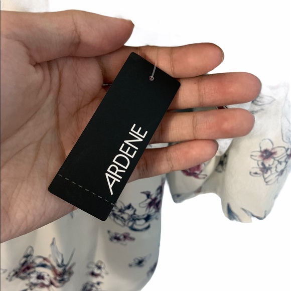 (NEW W/ TAG!) ARDENE WHITE FLOWER OFF-SHOULDER TOP - Picture 5 of 8